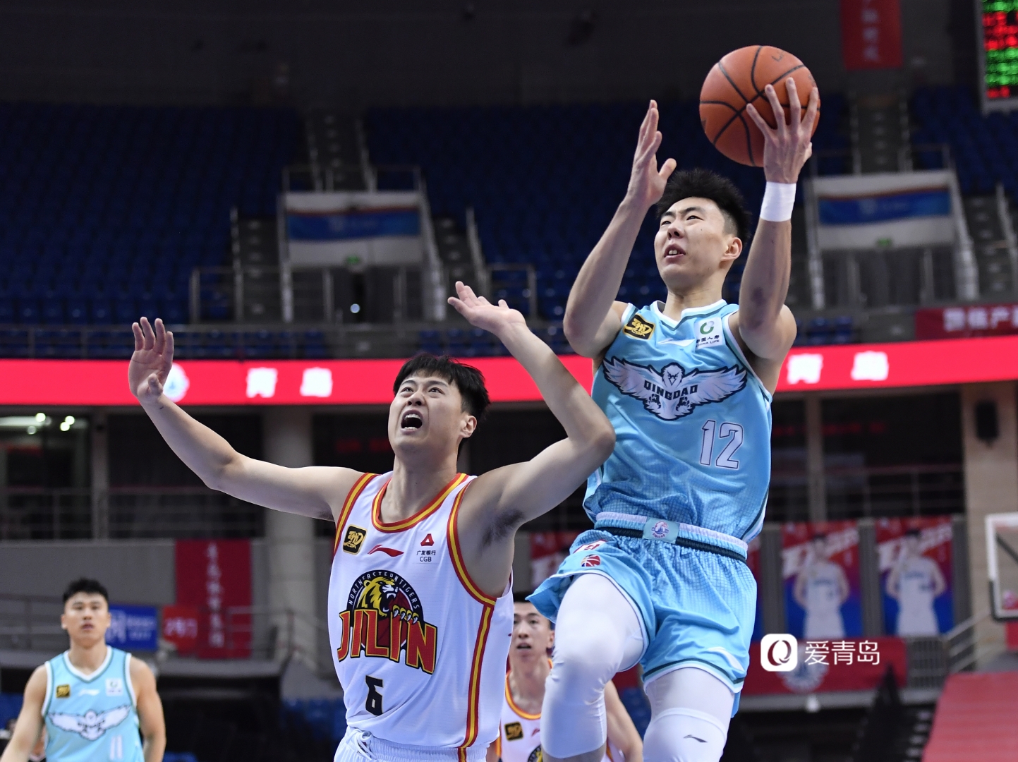 包含集结日突围战来临，山东男篮围绕CBA常规赛更衣室发声，赛场秩序良好，数据趋势出现新变化的词条